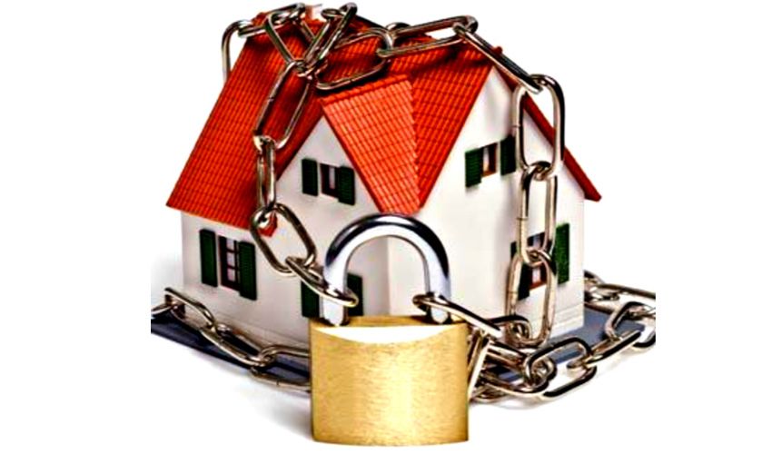 Gekeurd beslag op een achterdeur van een woning in Mill Gekeurd beslag op een achterdeur van een woning in Mill